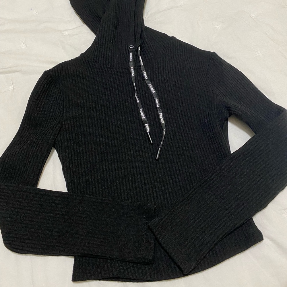 Like New!Stronger brand Cush crop top and matching leggings. Smoke free home.